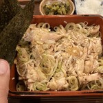 Yakitori Tsukune - 鶏は焼き鳥ではなく、蒸し鶏？をほぐして塩だれと和えたもの・・