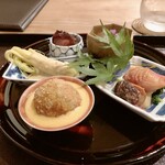 茜坂大沼 - 手前から時計回りに、毛ガニのコロッケ・ヤングコーン・タコの桜煮・白エビとツルレイシ・赤貝