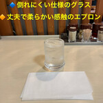 永福町 大勝軒 - こぼれにくいデザインのグラスを使用