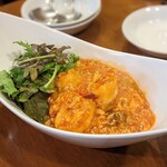 関琳 - エビチリ　1,800円　エビ、玉ねぎ、セロリ、マッシュルーム、ブロッコリーなど野菜も豊富。エビも大きい。玉子トロトロ。ケチャップ感無しのエビチリ。ボリューム満点。多分儲けゼロ。