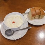 関琳 - 杏仁豆腐　他の店のブラマンジェ系より柔らか目。なのにミルク感は強め。台灣カステラ300円は手作りなのか素朴な食感でありながら高密度。