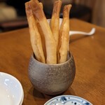関琳 - スティック春巻き　700円　海老のすり身がびっしり。エビラー歓喜の一品。塩コショウをつけつけビールがススム君。