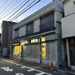 永福町 大勝軒 - AM 04:30 草村商店。中では仕事開始している。