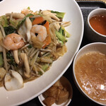 Tentsuu Saikan - 海鮮焼きそば、玉ねぎスープ、花椒風味の漬物