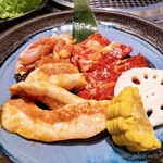 YAKINIKU RIKI Yumesaki - 熟成ハラミ、地鶏、豚トロと焼き野菜少々。