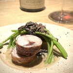 マンサルヴァ - 秋田県産のウサギ。これは美味しい！
      ウサギ自体が大きいので、身質も充分。胸肉は柔らかく皮目の旨味が濃厚。
      奥に隠れたモモ肉も、低温の火入れでホロリの旨さ。
      春茸のモリーユが、ソースと絡んで最高です。