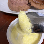 デメララ・ベーカリー - クロテッドクリーム　クリームの上にある黄色い膜は「クラスト」　混ぜないで！