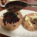 デメララ・ベーカリー - クロテッドクリーム　「クラスト」に気にせず塗ってしまったけど美味しかった