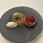 ラ・トゥーエル - 11.フレーズデボワ（野いちご）のタルトレット、薔薇玉のソース。
      ライムとフロマージュブランのソルベ、エストラゴンのアイス。
      