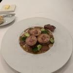 ラ・トゥーエル - ❽ラパン（家禽のウサギ）で巻いたロニョン（腎臓）、ラパンの肝臓。