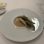 ラ・トゥーエル - ❼マナガツオ、魚の出汁とトマトとアンチョビのソース、スナップエンドウのフリット。