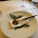 ラ・トゥーエル - ❷トマトのクーリー、サーモンのムース、キャビア、クルトン。
      