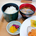 Orenji Hausu - ご飯、味噌汁、漬物