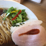 めん処 きよ洲 - 3枚のチャーシューと水菜、パプリカ！トマトソースが美しい！