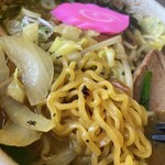 レストランこぶし - スパイシー味噌カレーラーメンの麺をアップで