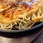 Hiroshima Fuu Okonomiyaki Marokichi - 麺は「らしいタイプ」で、パリパリに焼かれてました。