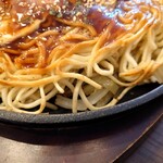 広島風お好み焼き まろ吉 - 麺は「らしいタイプ」で、パリパリに焼かれてました。