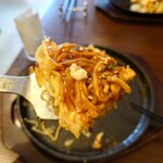 Hiroshima Fuu Okonomiyaki Marokichi - コレだけ「パリパリ」だと、カットしやすいし、ヘラでも食べやすい。