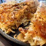 Hiroshima Fuu Okonomiyaki Marokichi - 先ず割ってみると「イカ天」の香りが、フワ〜ッと❗結構シッカリ香って、食欲マシマシ❗