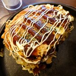 Hiroshima Fuu Okonomiyaki Marokichi - 途中で「追いソース」＆「マヨ、ビーム」で少し味変していただきました。
