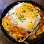 Hiroshima Fuu Okonomiyaki Marokichi - お連れさまのランチ（肉玉うどん＋もち選択＋ソフトドリンク飲み放題）＆トッピング「卵ダブル」@1,200円也。
