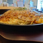 Hiroshima Fuu Okonomiyaki Marokichi - 麺ダブルで、この盛り上がり。