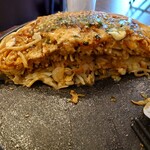 Hiroshima Fuu Okonomiyaki Marokichi - 半分食べてみて、断面をパチリ。