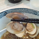 中華そば 四つ葉 - 蛤はしっかり砂抜きされていました。