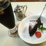 カフェ＆レストラン カルネ - ﾚﾃﾞｨｰｽﾊﾝﾊﾞｰｸﾞ(880円)ｾｯﾄのｱｲｺとﾃﾞｻﾞｰﾄ