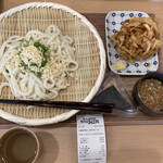 釜玉うどん あじ太郎 - ざるうどん　かき揚げ　おにぎり　¥710