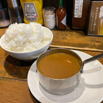 肉と米 ハジメ - ライス付き（写真は大盛り）。カレーは別料金です。