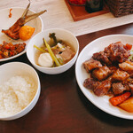フィリピン料理 パラヨック - 何種類も盛り付けているのだが色的に全部同じに見える