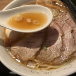 中華そば 勝本 - レンゲで掬うと透き通ったスープ