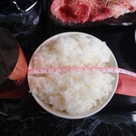 Sumibiyakiniku Ushinomaruyama - うしまる上焼肉ランチ（上カルビ＆上ロース各60g、ご飯、サラダ、スープ、キムチ、ドリンク）1958円　お茶碗の直径12.5cm