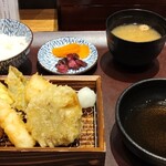 天ぷら 天寅 - 「天ぷら定食」さつまいも、鶏肉、海老、ピーマン？、茄子、おでん大根、鱚、白ご飯、お漬物、お味噌汁