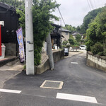 海鮮和食 魚まみれ 仲々 - 店右奥にも駐車場？