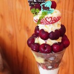 カフェ・ド・リオン パレット - 【2023.06】カスタードチェリーパイとピスタチオのパフェ(税込2,288円)