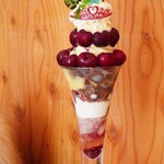 カフェ・ド・リオン パレット - 【2023.06】カスタードチェリーパイとピスタチオのパフェ(税込2,288円)