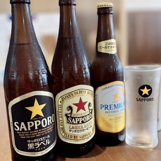 餃子と瓶 - ドリンク写真:“餃子には瓶ビールでしょ”をお店のコンセプトにサッポロビールで統一