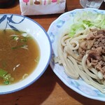 吉田のうどん はちべぇ - 肉つけうどん（お汁は温かいです）600円