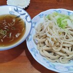 吉田のうどん はちべぇ - 冷やしうどん（天ぷら売り切れで野菜のみ）450円に