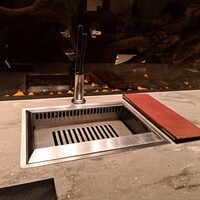 焼肉うしごろ 横浜店 - カウンター席の鉄板です。