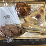 天然酵母パン 晴ぱん - 買ったパン　3種のチーズトマトブレッド、カルツォーネ、生ハムガーリック、いちじくとレーズン、カレーパン