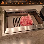 焼肉うしごろ - 茨城県産の大判サーロインを鉄板の上で焼いている様子・その１です。