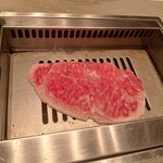 焼肉うしごろ - 茨城県産の大判サーロインを鉄板の上で焼いている様子・その３です。