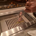 焼肉うしごろ - 茨城県産の大判サーロインを鉄板の上で焼いている様子・その４です。