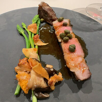 L'ETERRE - ガルシア栗豚。ケッパーのソース、ニンニクチップ、フランス産茸を添えて。脂が濃厚。