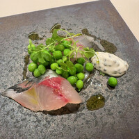 L'ETERRE - 個体500グラムの鯵のお刺身。鳴門蓮根の薄切りのマリネを敷いて、キャビアのサワークリームと