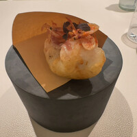 L'ETERRE - 花鯛のベニエ、揚げたて。衣には桜海老を使用。フランスの黒豚の背脂と一緒に揚げてあります。揚げることで身がふわふわに。