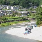 池川茶園 - 川向うからのお店の遠景（中央やや右の白い建物）